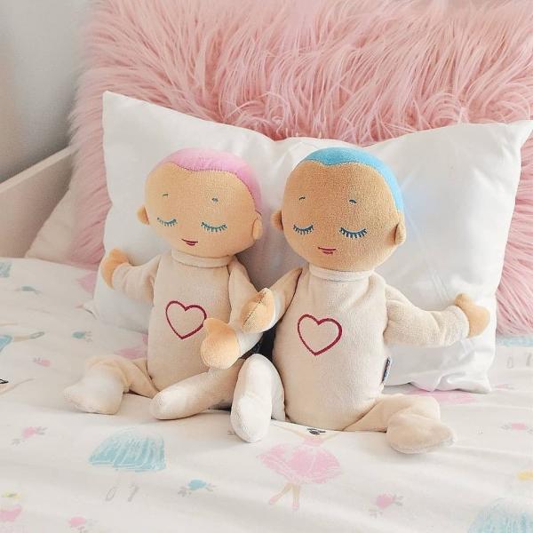 Zwei Lulla doll Einschlafpuppen im Kinderbett